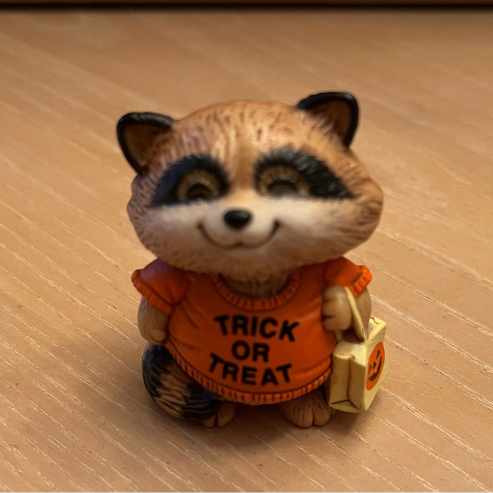 Hallmark vintage Merry Miniatures Halloween “Shirt Tales” figurine from 1983. - Picture 3 of 7